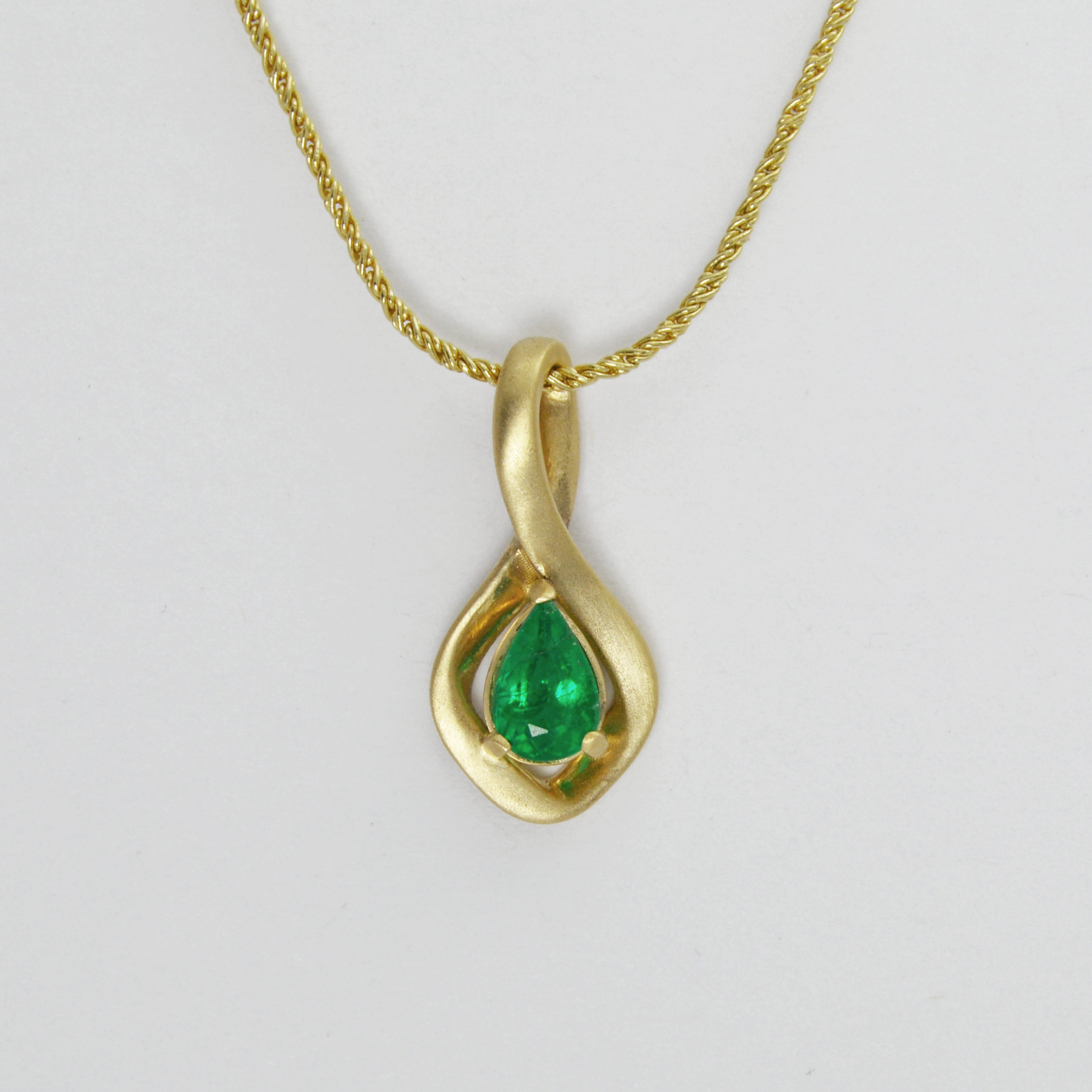 Emerald pendant brushed Treasure