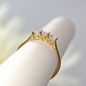 Three-stone ring in 14K yellow gold with 3 diamonds the same size