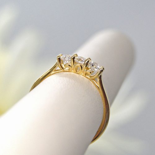 Three-stone ring in 14K yellow gold with 3 diamonds the same size