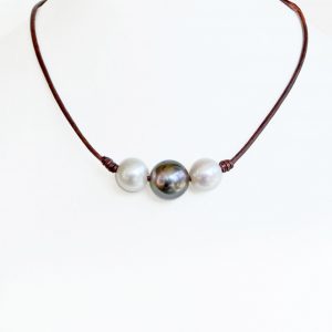 Pearl and leather necklace with brown leather, freshwater white pearls and a gray Tahitian pearl