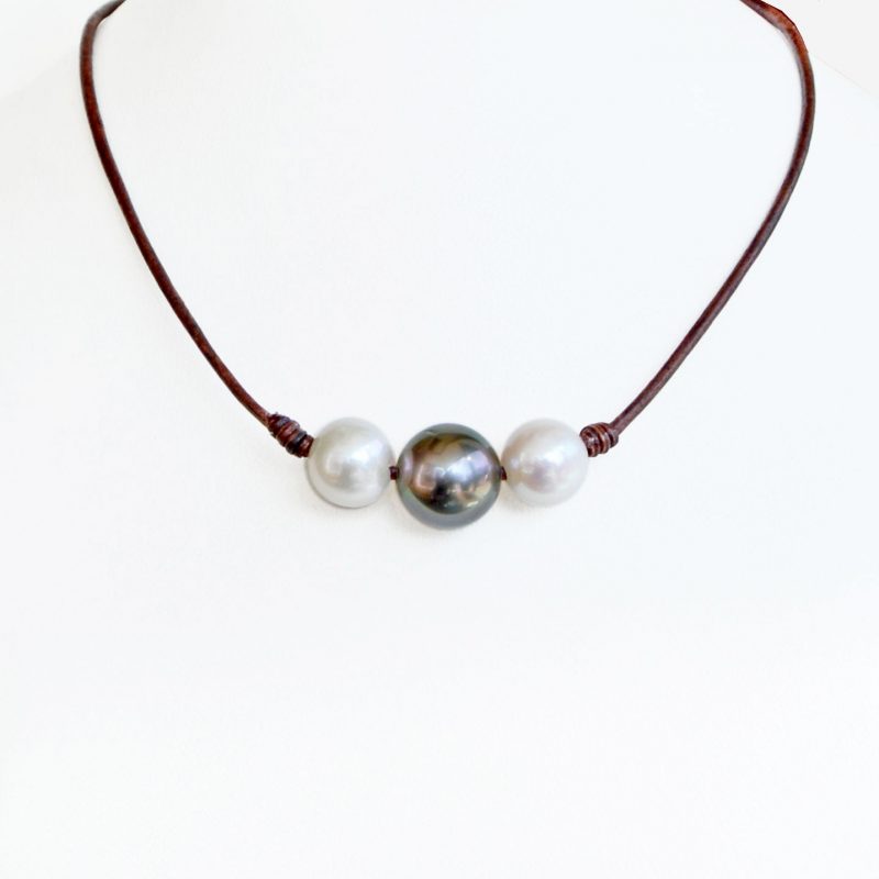 Pearl and leather necklace with brown leather, freshwater white pearls and a gray Tahitian pearl