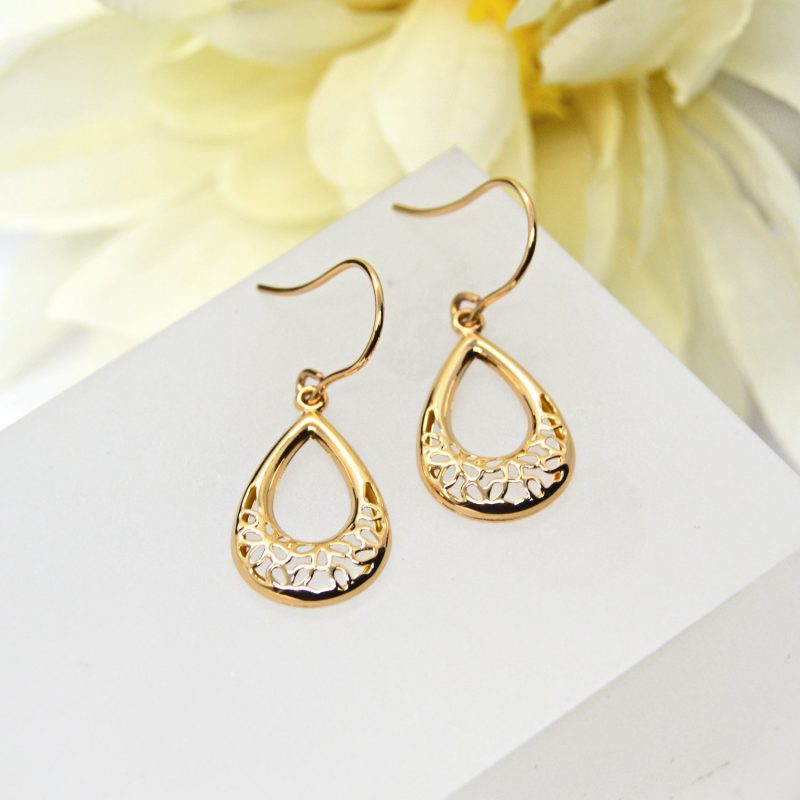 Dangle Earrings in 14 Karat Yellow Gold Filigree with Ear Wires