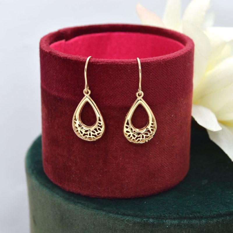 Dangle Earrings in 14 Karat Yellow Gold Filigree with Ear Wires