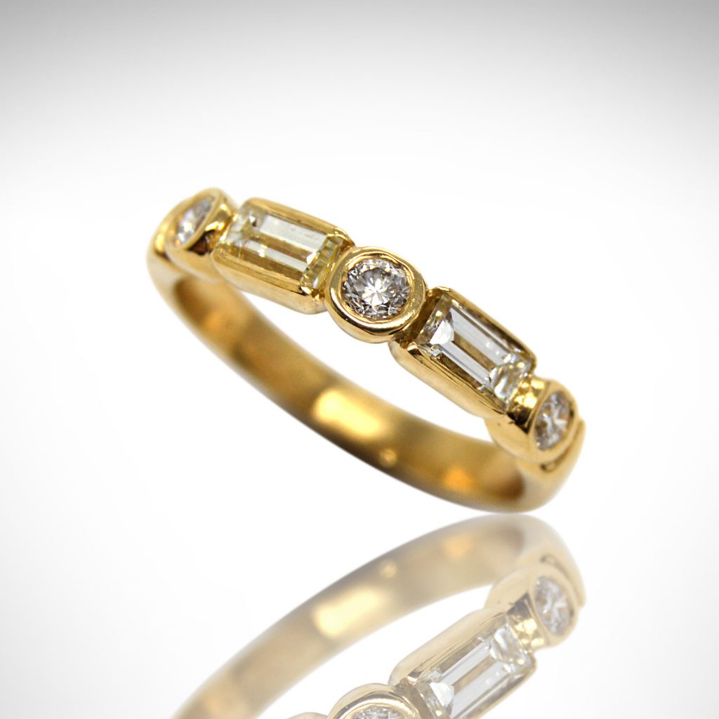 14KY gold band with alternating round and baguette diamonds.